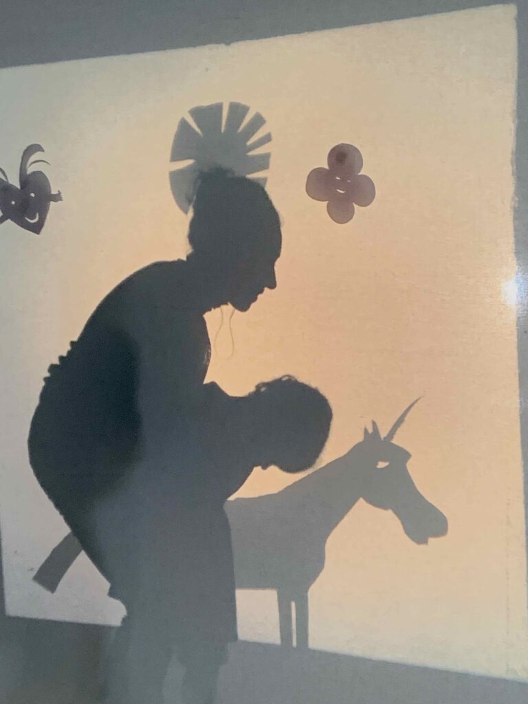 Deux personnages sur une licorne